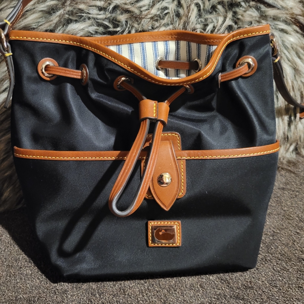 Pebble grain draw string dooney & Bourke